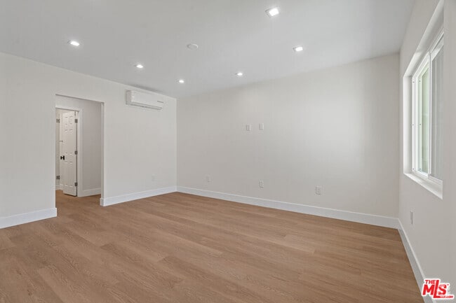 Building Photo - 420 S Sepulveda Blvd Unit 4 Rental