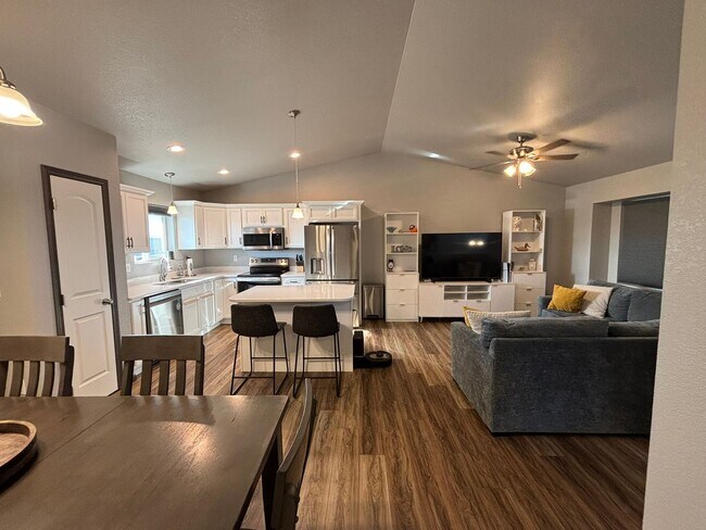 Photo - 4 BED | 3 BATH | SPLIT-FOYER | BOX ELDER Casa