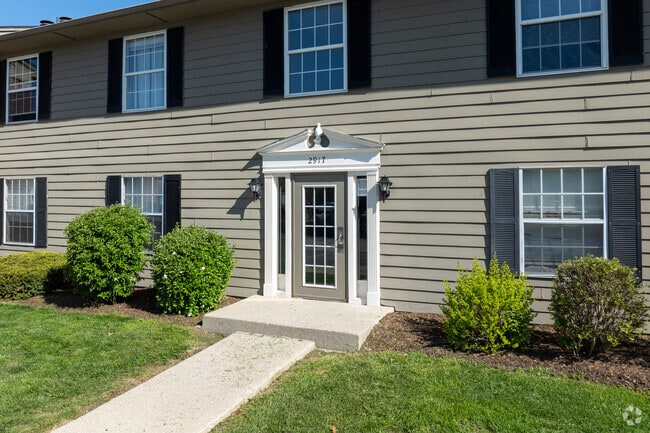 Entrada - Jamestown Apartments