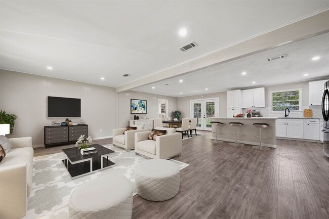 Photo - 110 W Pine St