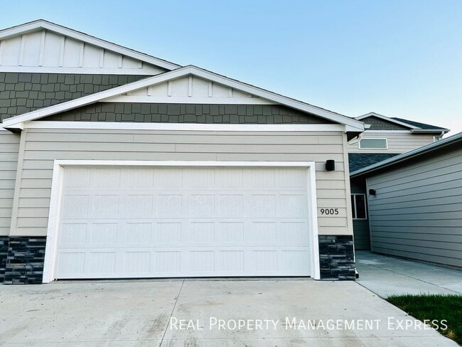 Building Photo - Stunning 3-Bedroom Townhome in Western Sioux Falls