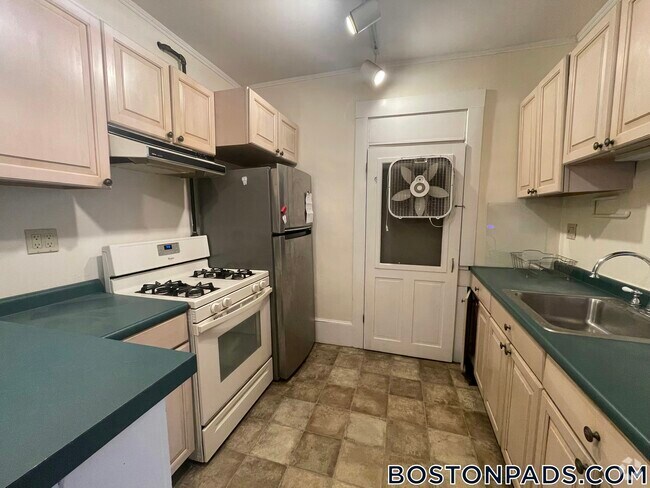 Building Photo - 64 Charlesgate E Rental