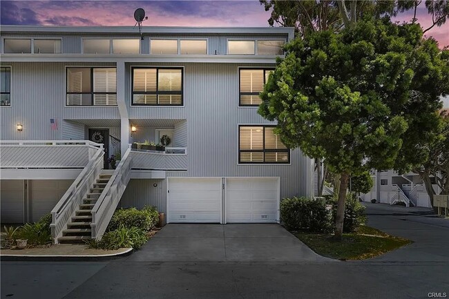 Front View; two car garage plus two drive ways spots, end unit. - 22 Barlovento Ct Casa Adosada