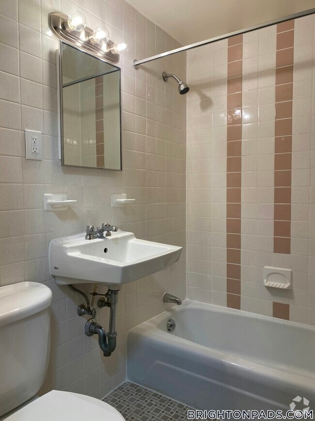 Building Photo - 180 N Beacon St Rental