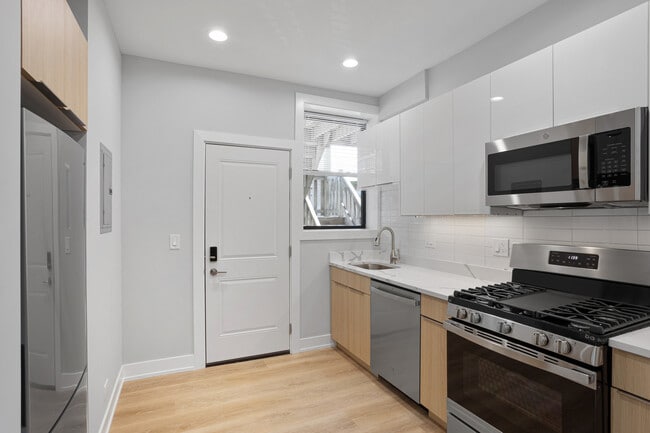 Photo - 6931 N Lakewood Ave Unit 3