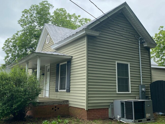 Photo - 2 Bedroom/1Bath Home Located in Burlington, NC! APPLY NOW