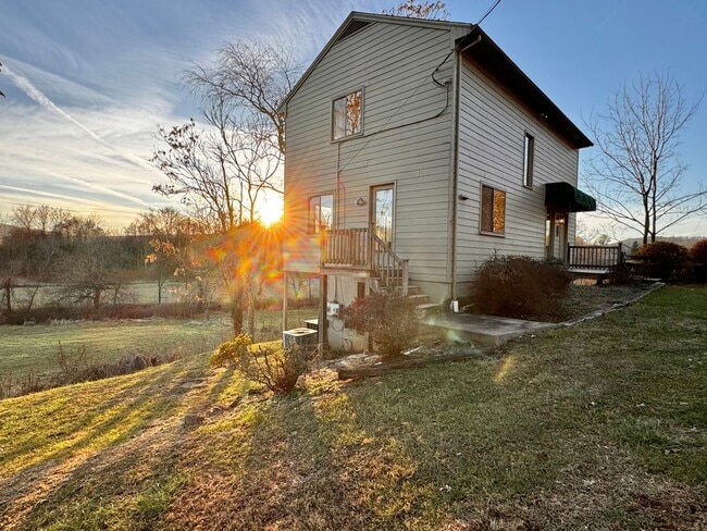 Building Photo - 2442 Red Hill Rd Unit 2442 Red Hill Road