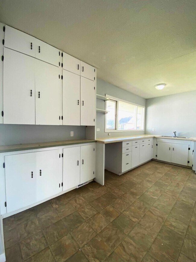 Photo - 4 bedroom in Kitimat BC V8C 1Y7