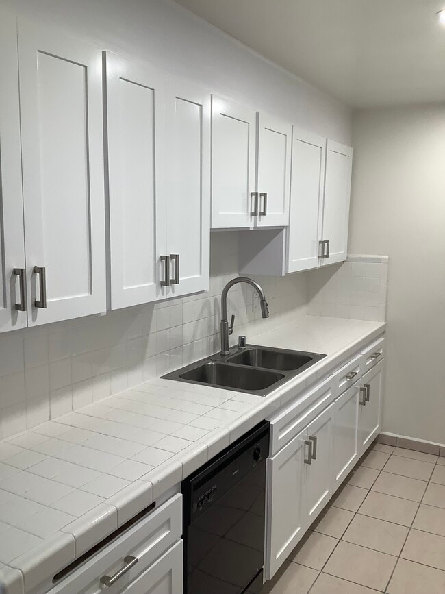 Kitchen - Fox Hills Apartments