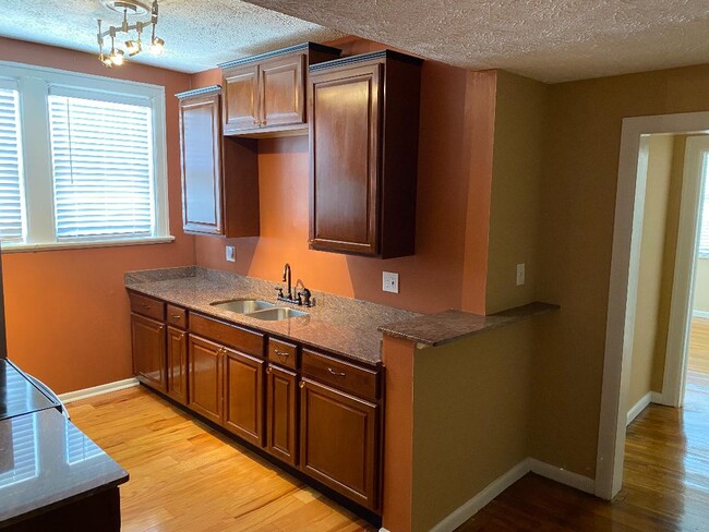 Fotografía del edificio - 2737 Riverside Ave