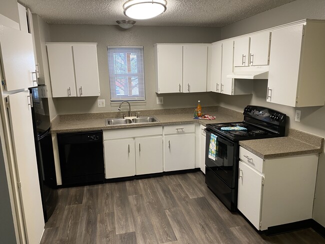 Building Photo - Lakeside Villas Rental