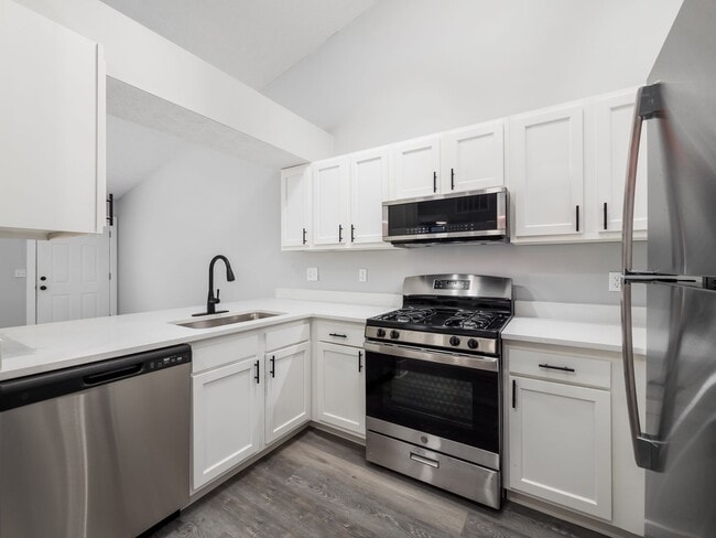 Photo - Elmwood Villas Apartments