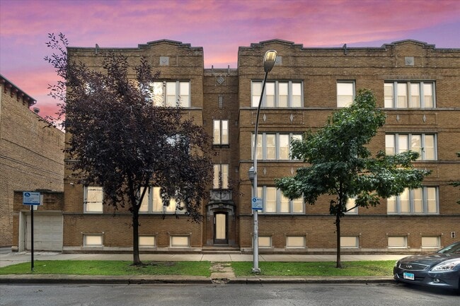 Building Photo - 7431 N Hoyne Ave Rental