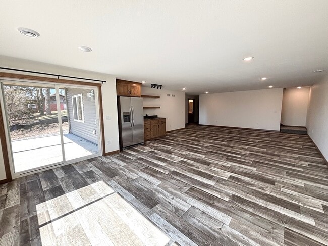 Photo - 575 Main St W