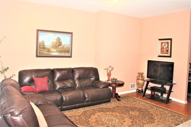 Photo - 2492 Waterbury Ln
