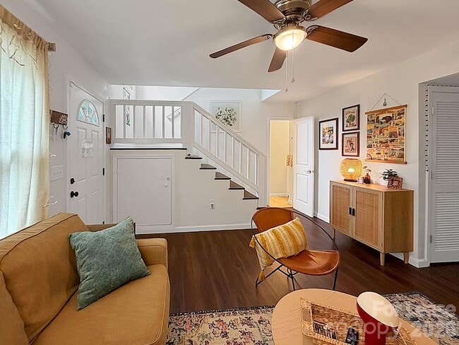 Photo - 902 Creekside Dr