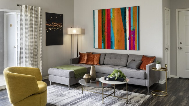 Sala de estar del apartamento con pisos de madera.
