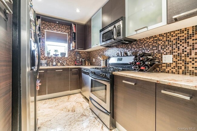 Building Photo - 3360 Shore Pkwy Unit 0