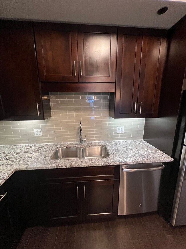 Photo - 68 W Hubbard St