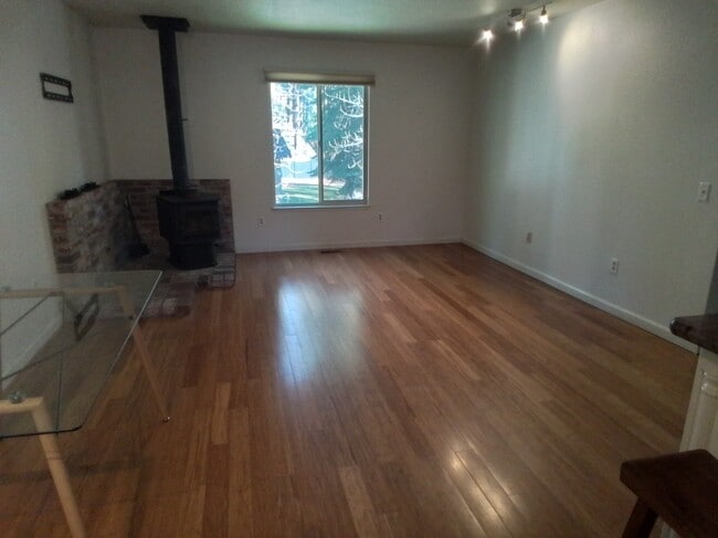 Building Photo - 2103 12th St Unit Apartment