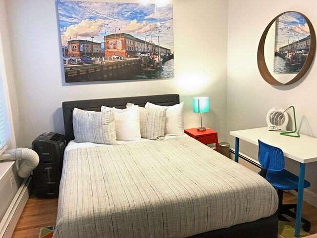 Building Photo - 130 W 8th St Unit 3