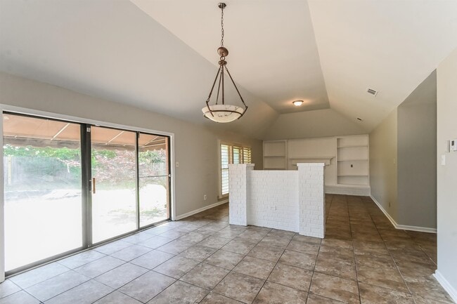 Photo - 810 N Walnut Bend Rd