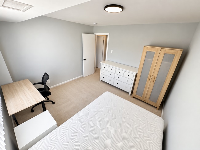 5340 Holmes Run Pky Unit Room 1
