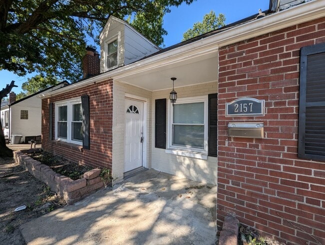Building Photo - Pretty on Penfield - 3 Bedroom, 1 Bath Cha... Rental