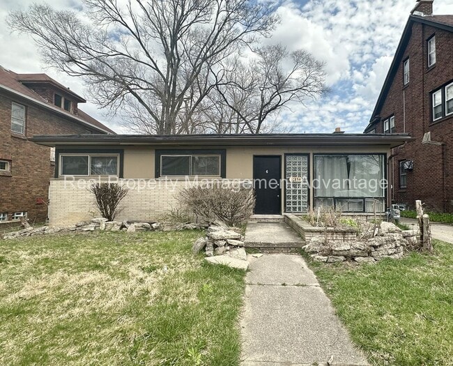 Building Photo - Beautiful Mid-Century 3 Bedroom Steps from...
