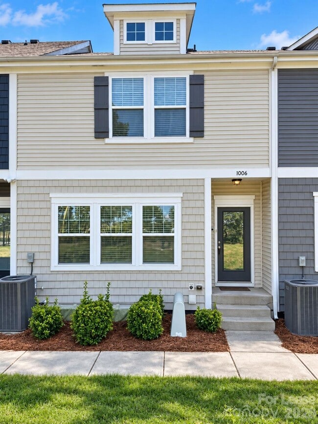 Building Photo - 1006 Sharon Towns Dr
