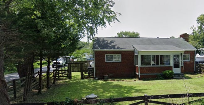 Building Photo - 213 Poplar Ave