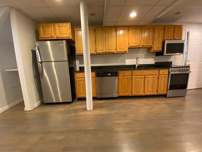 Building Photo - 65 Park Dr