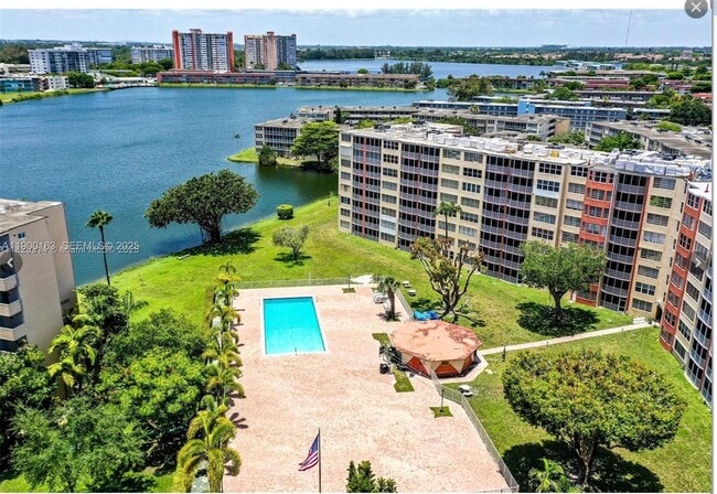 Building Photo - 1700 NE 191st St Unit 111