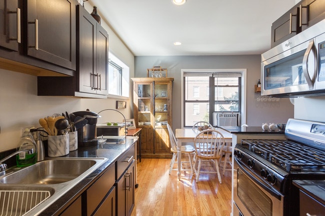 Kitchen & Dining Room - Wilson Court - 1901 W Wilson Ave