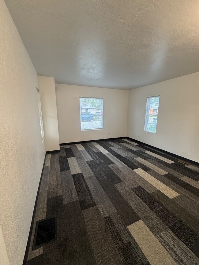 Photo - 315 W Oakridge Ave