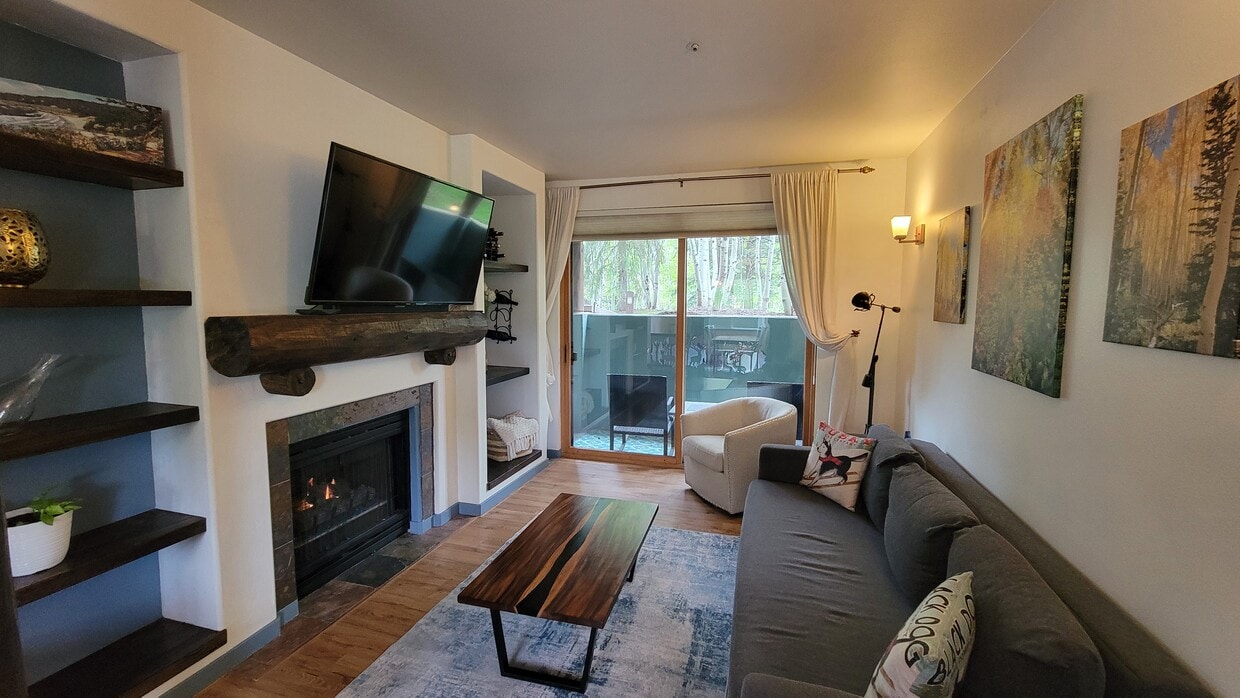 Living room - 1600 Pinebrook Blvd (Park City, UT)