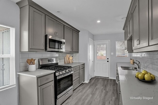 Building Photo - 219 Loma Dr