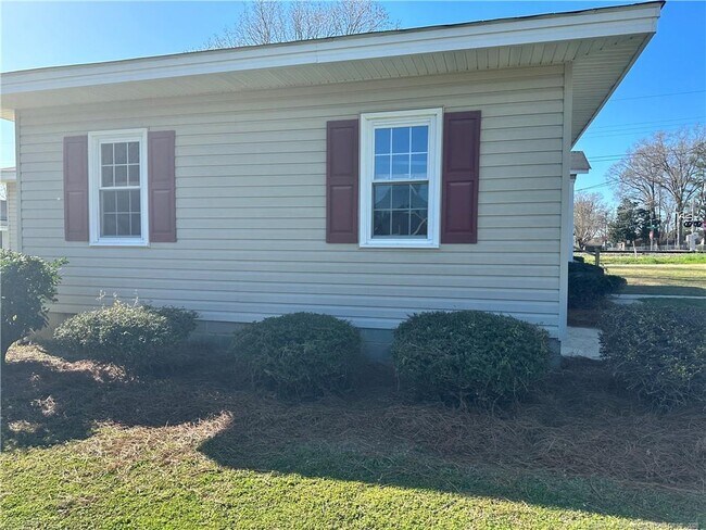 Photo - 8927 Main St