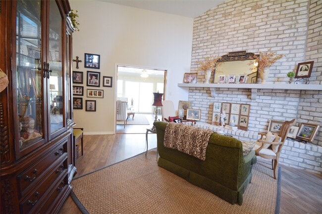 Photo - 323 E Main St