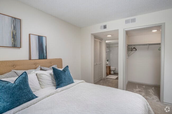 2BR, 2BA - 1,000SF - First Bedroom