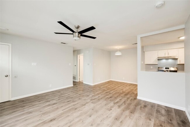 Photo - 915 Chisholm Cove