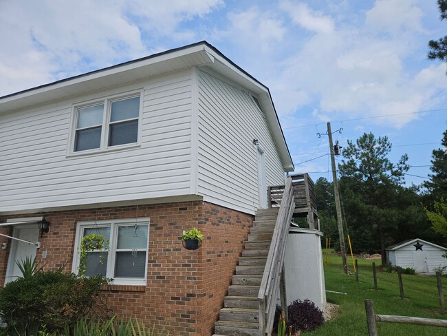 2br/1ba apartment off Hwy 401. New paint a... - 2br/1ba apartment off Hwy 401. New paint a... Unit 7