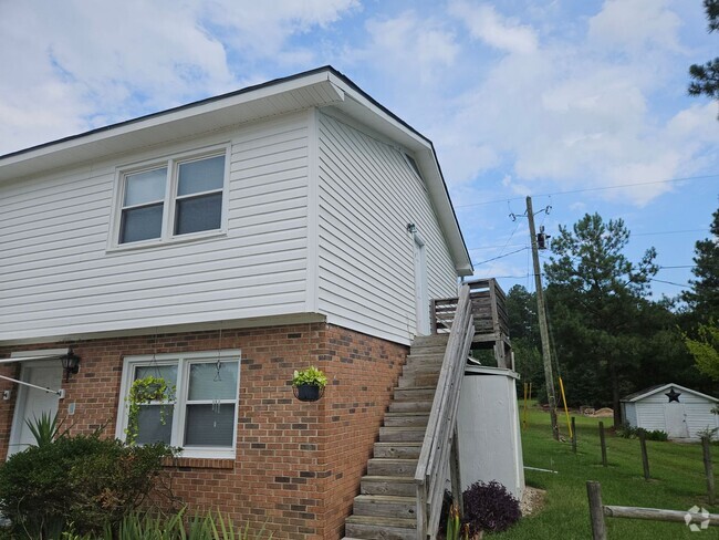 Building Photo - 2br/1ba apartment off Hwy 401. New paint a... Unit 7