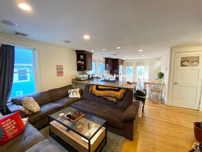 Building Photo - 15 Sunset St Unit 3 Rental