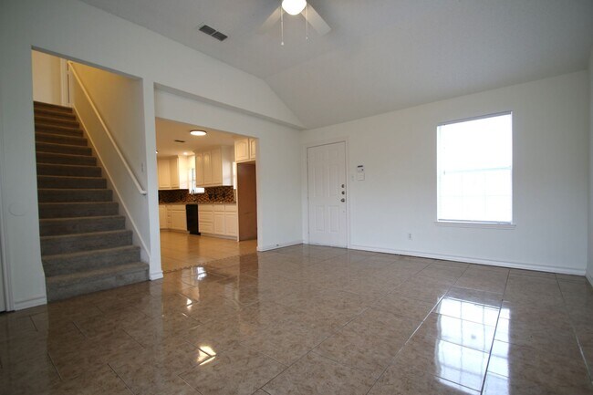 Photo - Upgraded 3BR Home | Granite Kitchen, High Ceilings & Gated Backyard | Minutes to Downtown Fort Worth