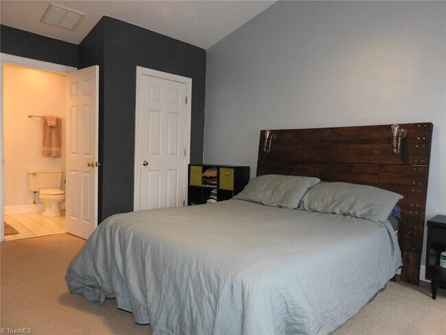 Photo - GORGEOUS TOWNHOME FOR RENT! 3 beds/2.5 baths