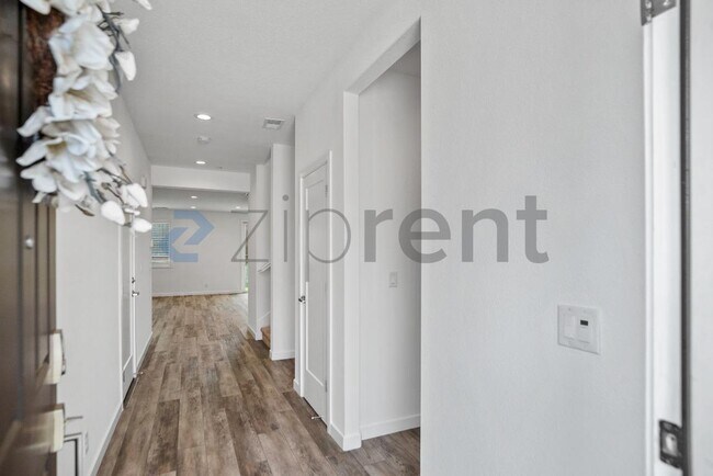 Photo - 1280 Hernandez Wy