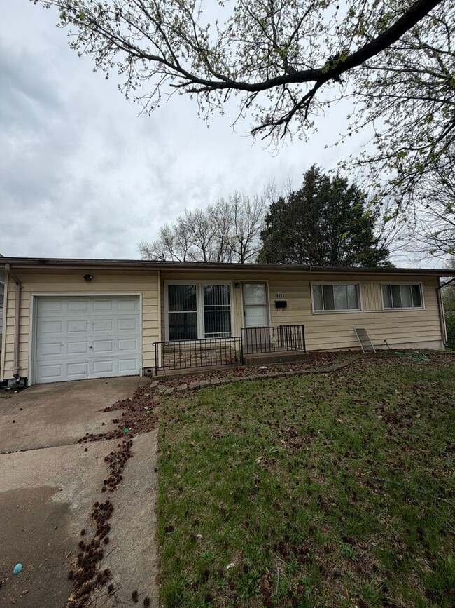 Building Photo - Charming & Comfortable Home in North County St. Louis