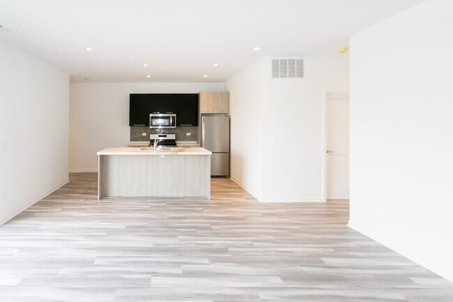 Photo - 2535 W Fullerton Ave Unidad 305