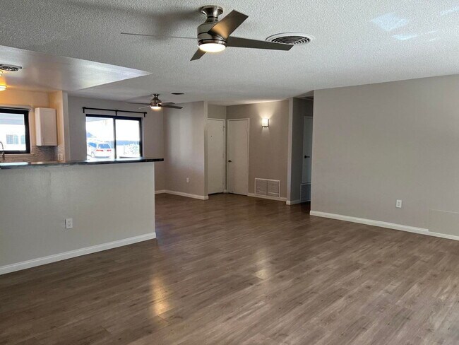 2-Bedrooms and 2-Bathrooms Home
Palm Desert